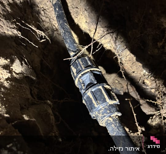 תיקון והחלפת צינור מים שחור ומחברי פלסאון באדמה בגינה